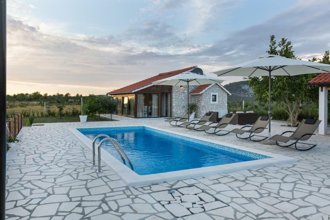 Mali Raj Villa สเวติ เปตาร์ ภายนอก รูปภาพ